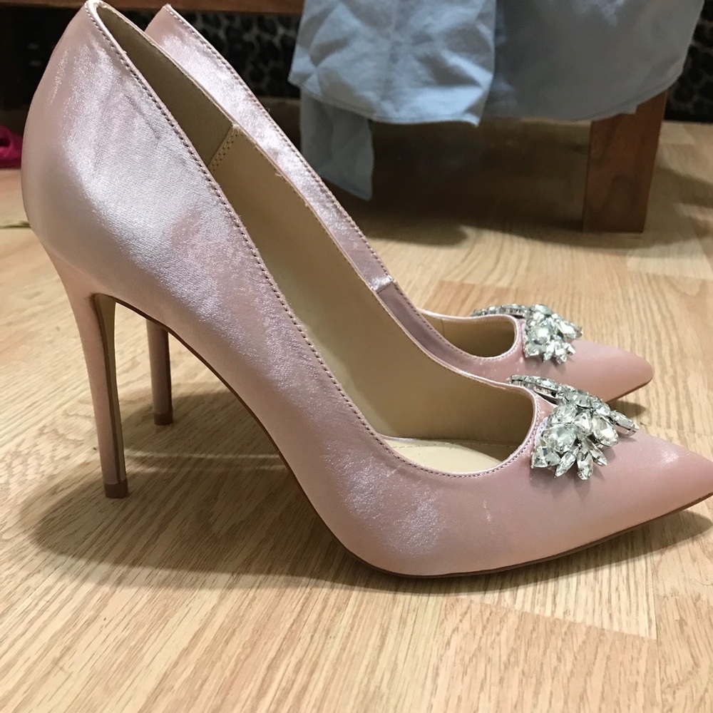 Light pink satin pumps